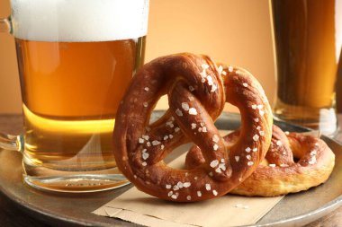 Lezzetli krakerler ve bira masanın üzerinde altın eğimli arka plan, yakın plan