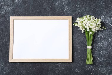 Bir buket güzel zambak ve siyah desenli arka planda boş çerçeve, üst manzara. Metin için boşluk