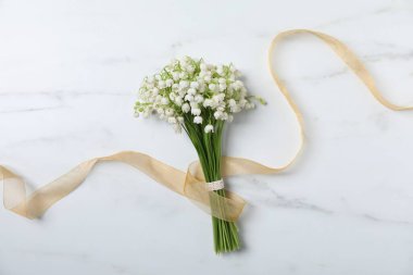 Beyaz mermer arka planda, güzel vadi zambağı çiçekleri, üst manzara.