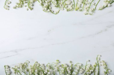 Beyaz mermer arka planda, vadideki güzel zambak çiçekleri, düzlük. Metin için boşluk