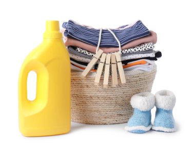 Kumaş yumuşatıcı, ayakkabı, sepet, mandallar ve beyaz üzerine izole edilmiş bebek kıyafetleri.