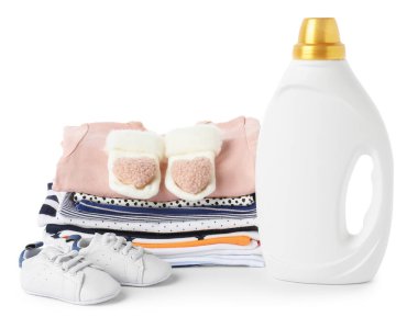 Beyaz üzerine izole edilmiş kumaş yumuşatıcı, ayakkabı ve bebek giysisi şişesi.