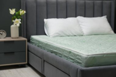 Rahat yatak, yeni yumuşak yatak ve kapalı yastıklar, yakın çekim.