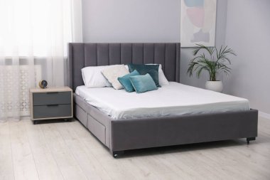 Rahat yatak, yeni yumuşak yatak ve yastıklar.