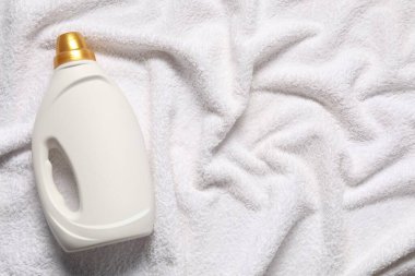 Terry Havlu 'nun üstünde bir şişe yumuşatıcı, üst manzara. Metin için boşluk