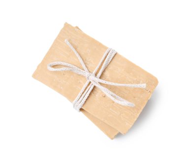 Beyaz üzerine izole edilmiş sabun çubukları, üst manzara. Kişisel hijyen ürünleri