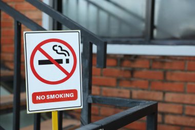 Açık havada sigara içilmez, mesaj için yer var.