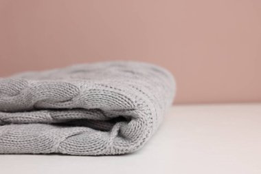 Beyaz masadaki katlanmış yün ekoseyi renk arkaplanına karşı, yakın plan. Metin için boşluk