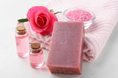 Aromatik sabun, gül, havlu ve kozmetik ürünleri açık masa üzerinde