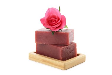 Aromatik sabun çubukları ve beyaz üzerine izole gül