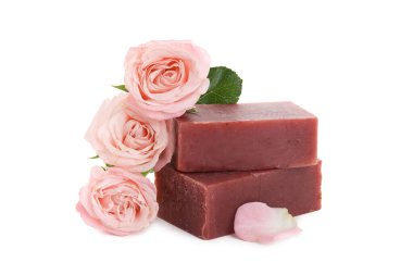 Aromatik sabun çubukları ve beyaza izole güller.