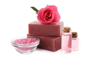 Beyaz üzerine izole Aromatik sabun, gül ve kozmetik ürünler