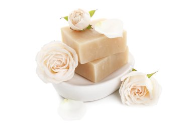 Aromatik sabun çubukları ve beyaza izole güller.