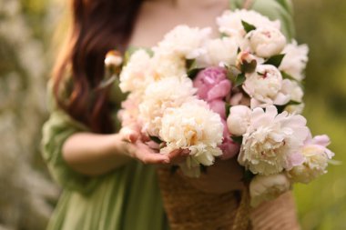 Parkta şakayık demeti olan güzel bir kadın, yakın plan.