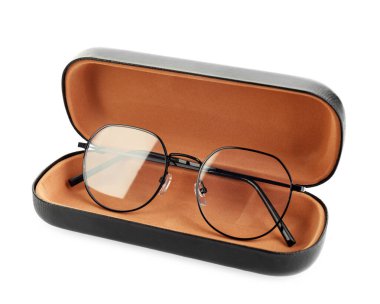 Beyaz gözlüklü, şık bir çanta.