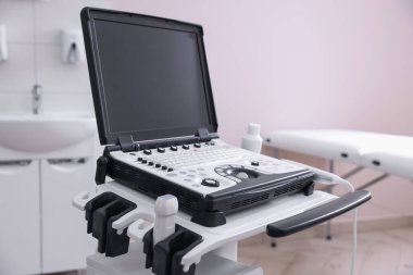 Klinikteki modern ultrason makinesi. Tıbbi ekipman