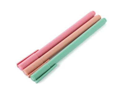 Beyaza izole edilmiş şık kalemler. Ofis malzemeleri