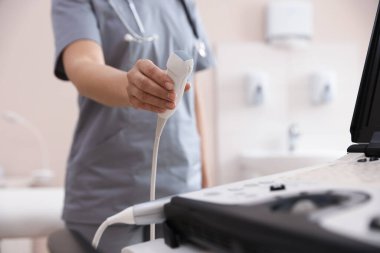 Transdüktörlü sonograf ve ultrason cihazı klinikte, yakın plan.
