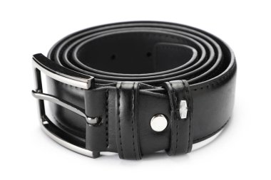 beyaz izole bir siyah deri kayışı