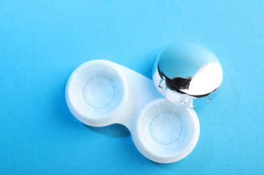 Mavi arkaplan ve üst görünümde kişi lensleri