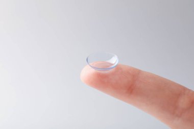 Işıklı arka planda kontak lensli kadın, yakın plan. Metin için boşluk