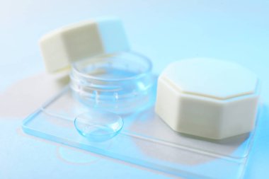 Beyaz arkaplanda kontak lensli dosya, yakın plan