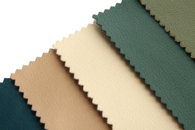 Beyaz, üst görünümde izole edilmiş farklı kumaş örnekleri