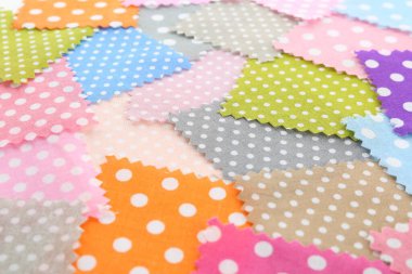 Arka plan olarak farklı kumaşlardan örnekler, yakın plan