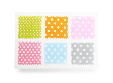 Puantiyeli kumaş örnekleri beyaz, üst görünümde izole