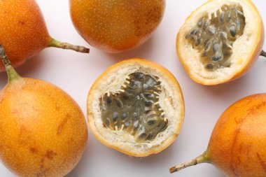 Beyaz arka planda olgun tutku meyveleri, düz yatıyordu.