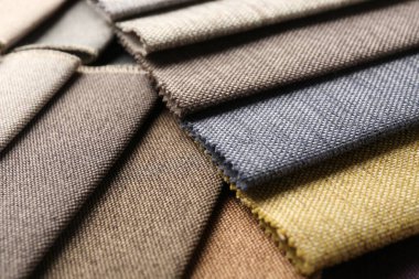 Arka plan olarak farklı kumaşlardan örnekler, yakın plan