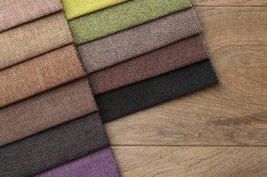 Tahta masadaki farklı kumaşlardan örnekler.