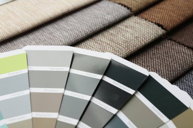 Arkaplan olarak farklı kumaş ve renk seçim grafiği örnekleri, yakın plan