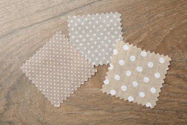 Tahta masadaki farklı kumaşlardan örnekler.