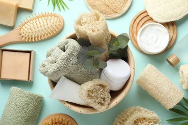 Açık mavi zemin üzerinde lif süngeri ve çiçek dekoru olan düz bir kompozisyon.