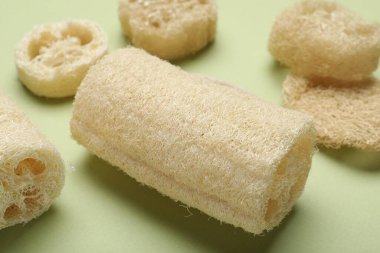 Yeşil arka planda doğal lif süngeri, yakın plan.