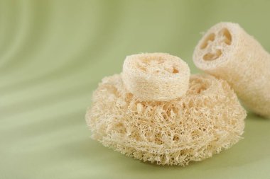 Zeytin arka planında farklı lif süngerleri, yakın plan. Metin için boşluk