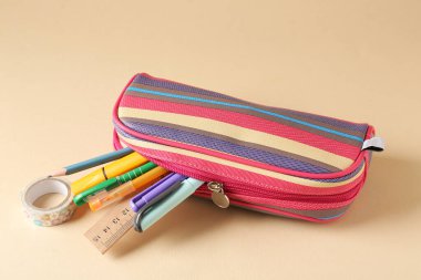 Bej arka planda kalem kutusunda farklı bir kırtasiye