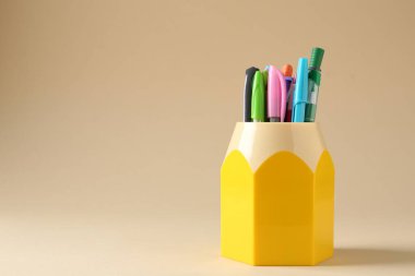 Kalemler ve kalemler bej arka planda. Metin için boşluk