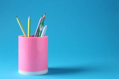 Açık mavi arkaplanda bulunan kalemler ve kalemler