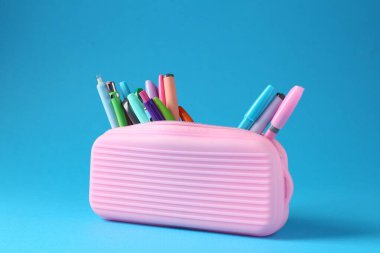 Açık mavi arkaplan üzerindeki kalemler ve kalemler