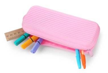 Beyaz üzerine izole edilmiş kalem kutusundaki farklı kırtasiye