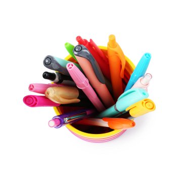 Beyaz, üst görünümde izole edilmiş kalem tutacağındaki farklı kırtasiye