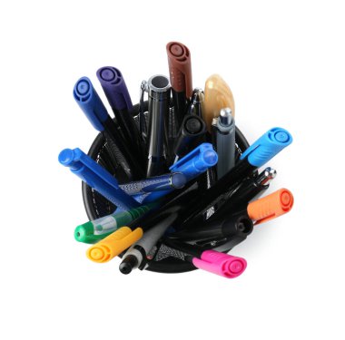 Beyaz, üst görünümde izole edilmiş kalem tutacağındaki farklı kırtasiye