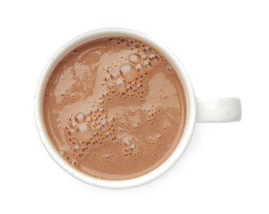 Bardaktaki lezzetli çikolatalı süt beyaza izole edilmiş.