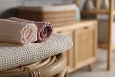 Banyodaki sandalyede temiz waffle havluları, yakın plan.