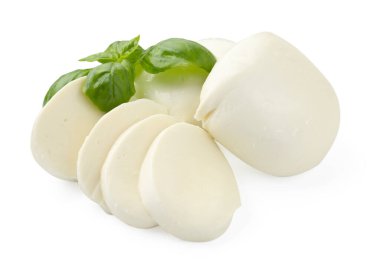 Mozarella peyniri ve fesleğen parçaları beyaz üzerine izole edilmiş.