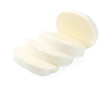 Mozarella peyniri parçaları beyaza izole edilmiş.