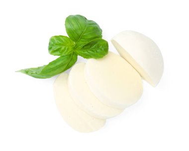 Mozzarella peyniri ve fesleğen parçaları beyaza izole edilmiş.