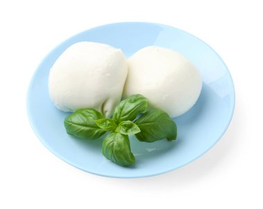 Lezzetli mozzarella peyniri ve fesleğen beyaz üzerine izole edilmiş.